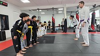 Kinderen die Jiu-Jitsu beoefenen, leren discipline: de mat vereist respect voor regels, teamgenoten en instructeurs, en draagt ​​deze waarden mee in het leven.