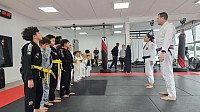 Jiu-jitsu voor kinderen: Een van de belangrijkste voordelen van jiu-jitsu voor kinderen en tieners is de ontwikkeling van discipline en zelfbeheersing. Tijdens de lessen leren de leerlingen hun emoties te beheersen en zich met respect en ethiek te gedragen tegenover hun trainingspartners.